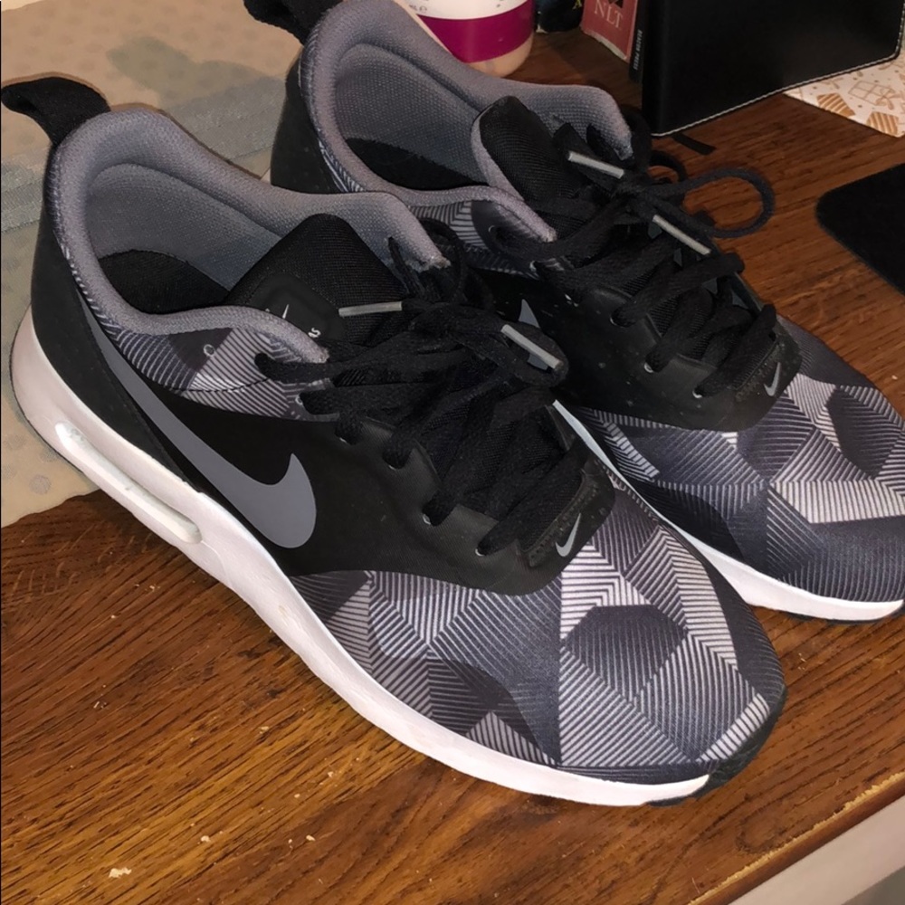 Nike tavas shoes size 8